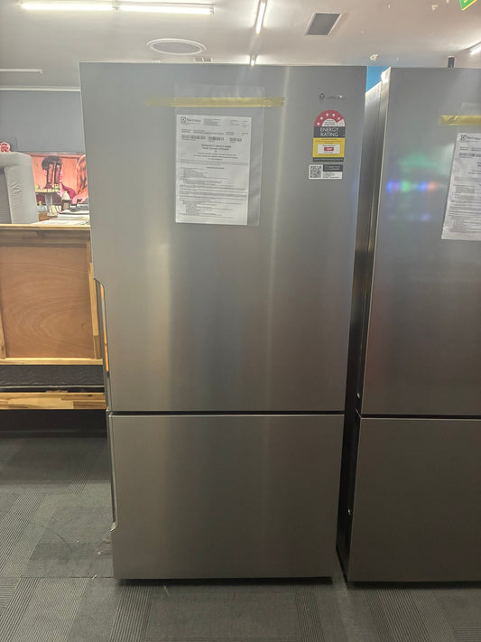 Westinghouse 496L Bottom Mount Fridge WBE5300SC-R — Factory Second (Category B)
