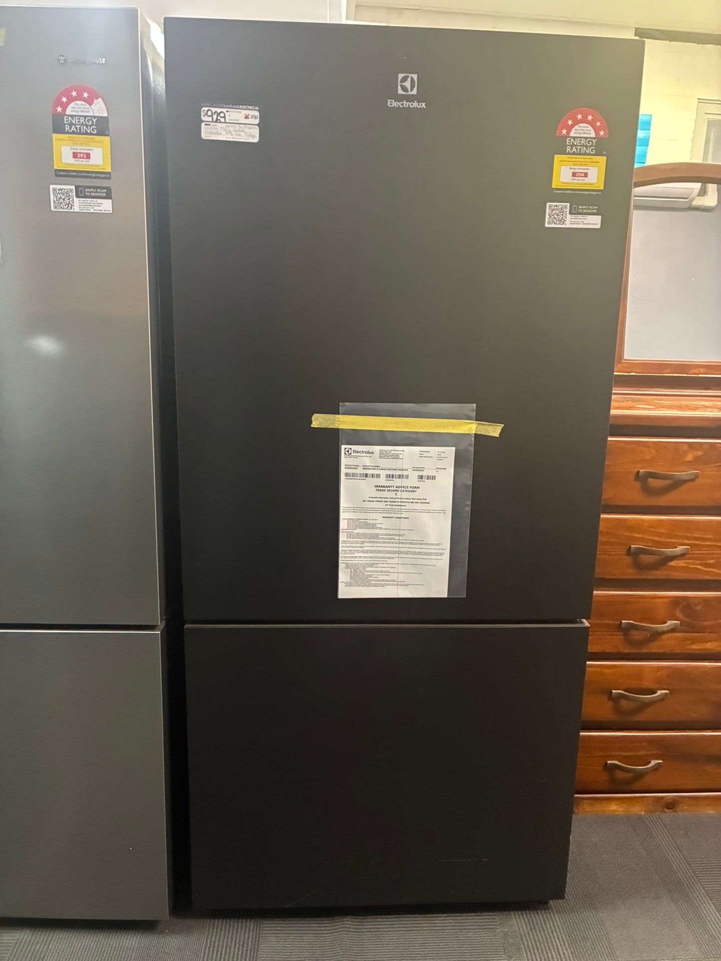 Electrolux 496L UltimateTaste 500 Bottom Mount Fridge EBE5002BD-R Matte Black — Factory Second (Category C)