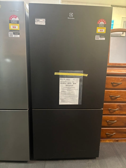 Electrolux 496L UltimateTaste 500 Bottom Mount Fridge EBE5002BD-R Matte Black — Factory Second (Category C)